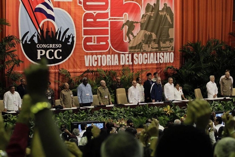 Los hermanos Castro y otros polticos durante el Congreso del Partido Comunista. | Reuters
