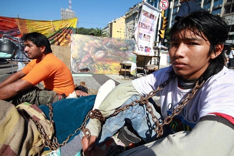 En primer plano Jaime, un nativo de la etnia Toba que acampa en B. Aires. | S. Frydlewsky