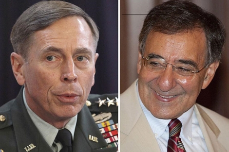 El general David Petraeus (i) y el director de la CIA, Leon Panetta (d). | Reuters