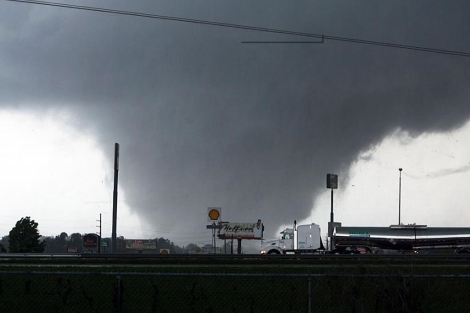 Imagen de un tornado aproximndose a Tuscaloosa, Alabama. | AP
