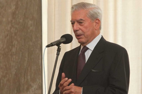 Vargas Llosa habla en un acto de homenaje en Montevideo. | Efe