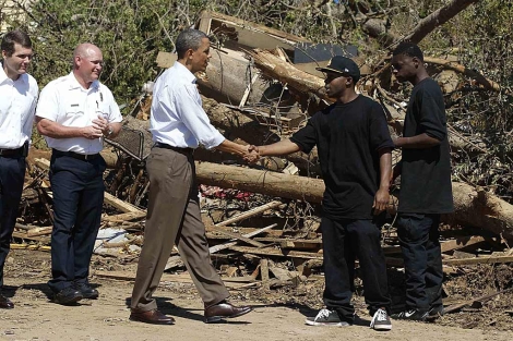 Obama saluda a dos residentes de Tuscaloosa, la ciudad ms devastada. I Reuters