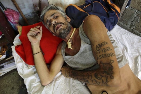 El opositor Vladimir Alejo muestra su tatuaje anticastrista. | Reuters