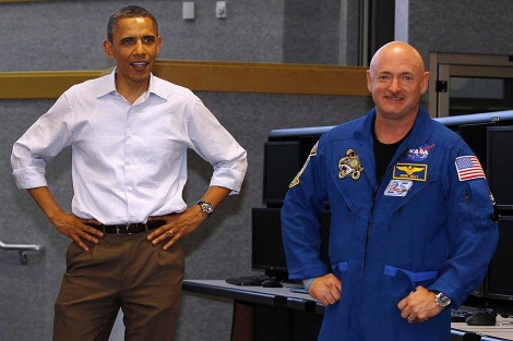 Obama junto al comandante Mark Kelly, esposo de Giffords. | Reuters