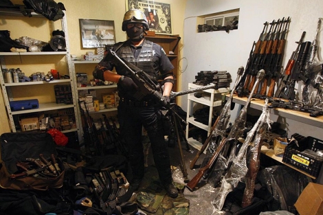 Un agente en la habitacin oculta en la que fue encontrado el arsenal. | Reuters