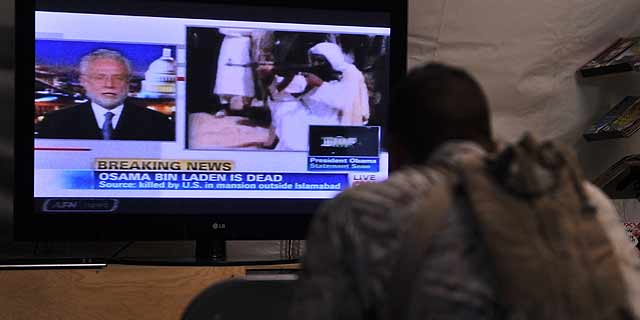 Un marine estadounidense sigue la retransmisin de la CNN. | Afp