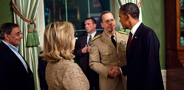 Panetta (izda.) mira a Obama que saluda a Mullen, jefe del Estado Mayor Conjunto, tras conocerse la muerte de Bin Laden. | AP