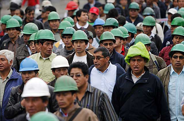 Los mineros de la empresa Doe Run marchan por las calles de Lima. | Reuters
