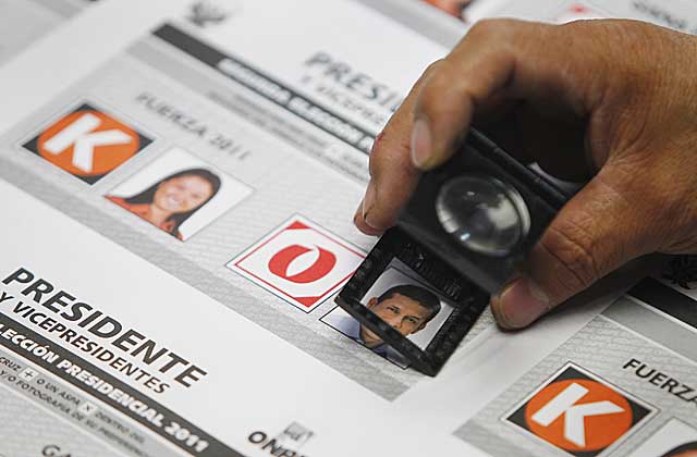 Certifican una boleta electoral recién impresa en una imprenta en Lima. | Reuters