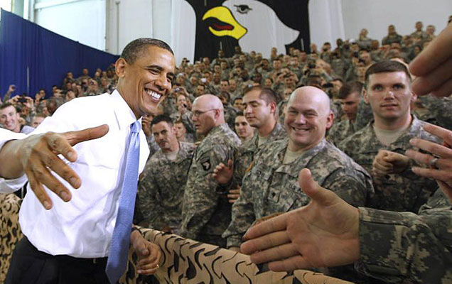 El presidente Obama saluda a los soldados despus del discurso en el que los felicit. | AP