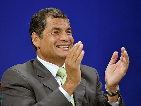 El presidente de Ecuador, Rafael Correa, celebra la victoria. | Afp