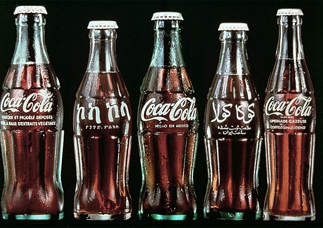 Imagen cedida por la compaa Coca - Cola de Mxico de algunas de sus presentaciones en el mundo. | Efe
