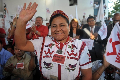 Rigoberta Mench saluda tras ser proclamada candidata del partido Winaq Frente Amplio. | AFP