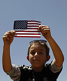 Un nio con la bandera de EEUU. | Reuters