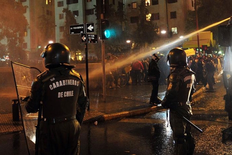 Carabineros dispersan a los manifestantes contra la hidroeléctrica con agua y gases. | AFP
