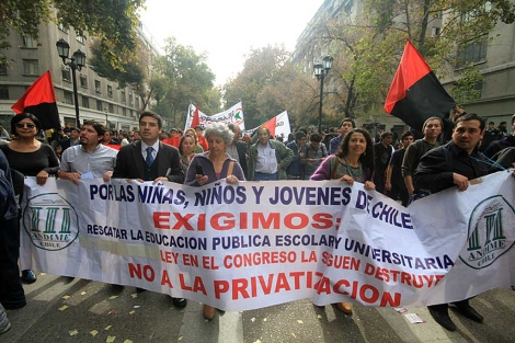 Miles de estudiantes protestan y piden el retorno de la educación ...
