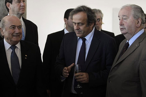 Joseph S. Blatter, (IZQ) Julio Grondona (DER) y Michel Platini. | Reuters