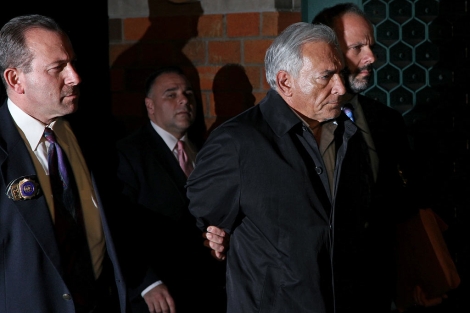 Dominique Strauss-Kahn, trasladado por agentes de polica en Nueva York. | AP
