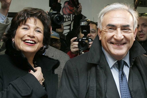 Dominique Strauss-Kahn y su esposa Anne Sinclair. | AP