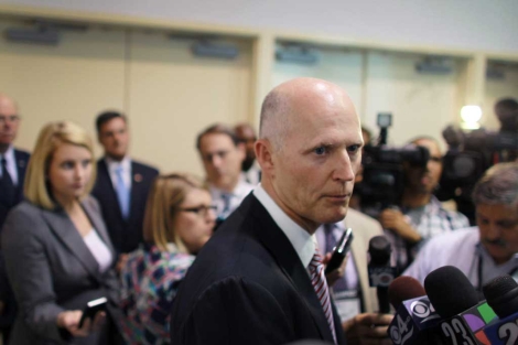 El gobernador de Florida, Rick Scott, habla con la prensa en el condado de Broward. | AFP