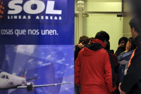 Familiares y amigos reaccionan a la noticia en el aeropuerto de Neuquen. | Reuters