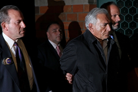 Strauss-Kahn es trasladado por la polica este lunes. | AP
