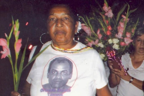 Reina Tamayo, la madre de Orlando Zapata con una camiseta con la imagen de su hijo.