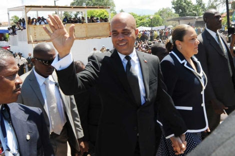 El presidente haitiano, Michel Martelly, acompaado por su esposa Sophia. | AFP