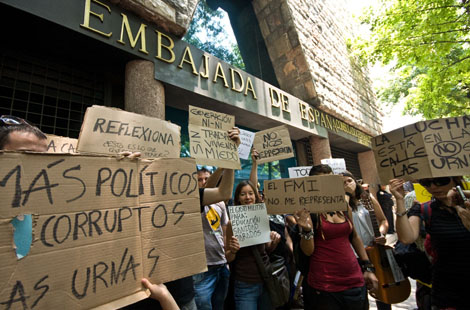 Un centenar de espaoles se concentra frente a la embajada en Espaa. | Sal Ruiz
