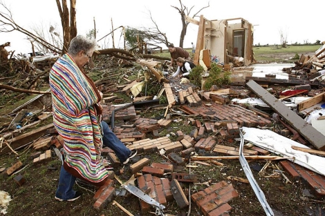 Martha Gaines (i) camina sobre los restos de su casa en Piedmont, Oklahoma. | Reuters