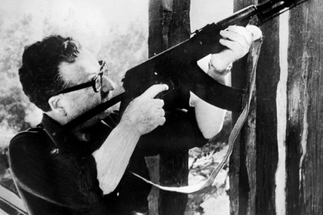 Salvador Allende prueba el regalo de Fidel Castro. I AFP