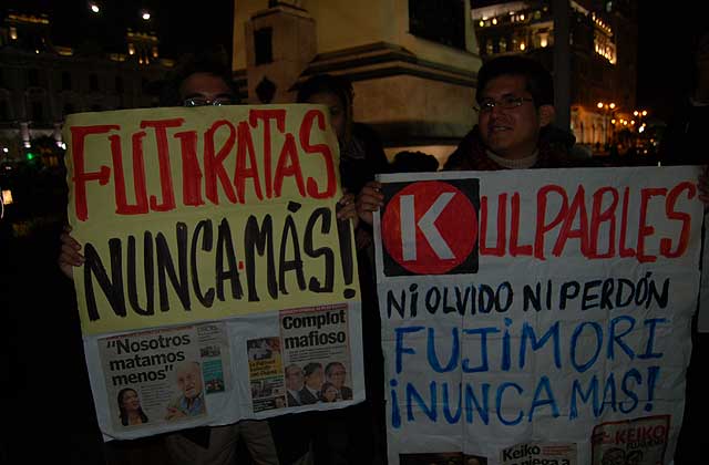Manifestantes de la marcha que llevaban carteles donde se lee 'Fujiratas'. | B. Jimnez