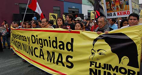 Los manifestantes portan una gigantesca pancarta contra Fujimori. | B. J.
