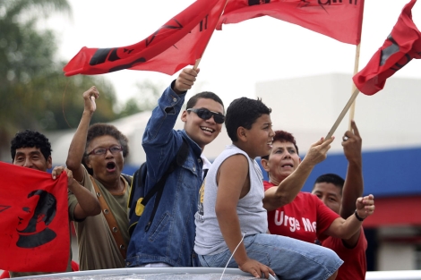 Simpatizantes del ex presidente Zelaya celebran su vuelta a Honduras. I Reuters