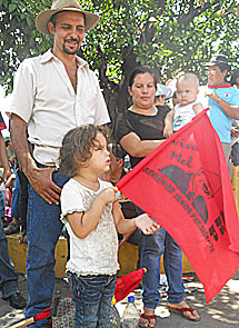 Una familia espera a Manuel Zelaya. | M.G.