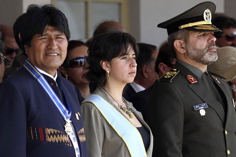 Evo Morales (Izq), el ministro de Defensa iraní y la ministra de Defensa de Bolivia (Cen). I AP