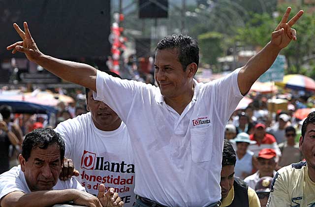 Humala saluda a sus simpatizantes durante un recorrido por Tarapoto, en el nororiente de Per. | AP