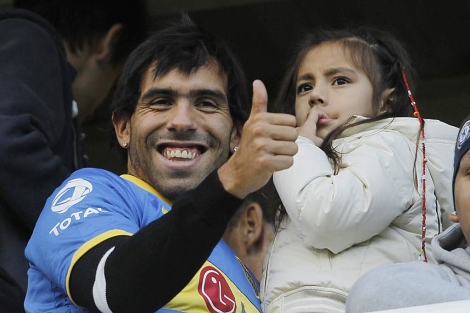 Carlos Tvez y su hija durante un partido de su ex equipo Boca Juniors. | Efe