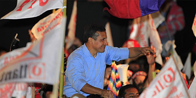 Humala llevado a hombros por sus simpatizantes en el cierre de campaa en Lima. | Reuters