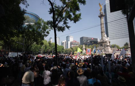 Cientos de mexicanos han emprendido viaje desde la plaza del ngel de la Independencia. | Sal Ruiz