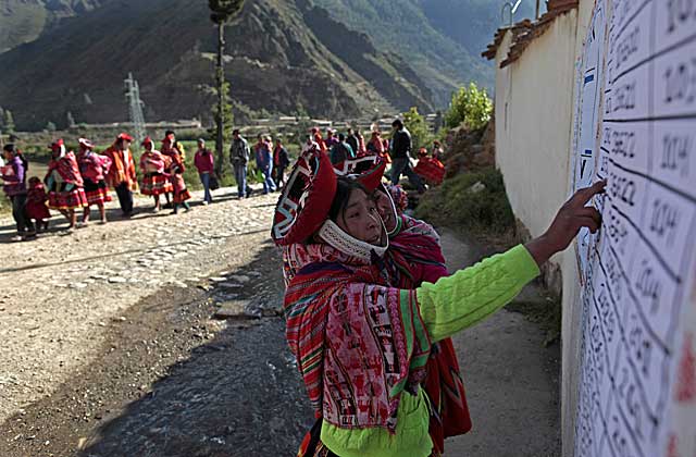 Una mujer busca su mesa de votacin en Ollantayambo, Cuzco. | AP