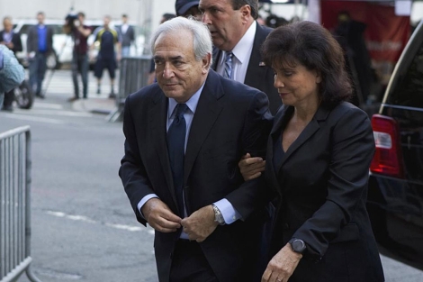 DSK y su esposa, Anne Sinclair, a la llegada al tribunal. | Reuters