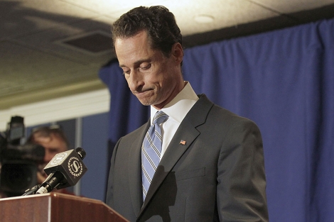 El congresista Anthony Weiner se disculpa en una rueda de prensa. | Reuters