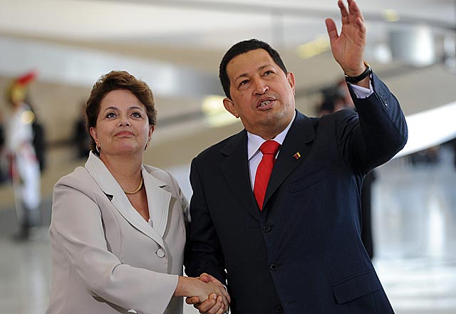 Dilma Rousseff y Hugo Chvez durante la visita del presidente venezolano a Brasil. | AFP