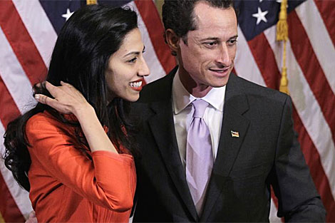 El congresista Anthony Weiner y su esposa, Huma Abedin. | AP