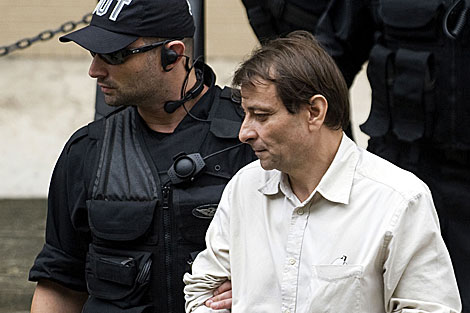 Csare Battisti es custodiado por un oficial. Fotografa tomada en 2009. | AFP