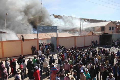 Manifestantes incendian un local de la SUNAT, el organismo tributario. I Efe