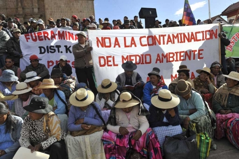 Campesinos aimara se congregan en una plaza para manifestarse contra la minera. | AFP