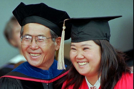 Alberto y Keiko Fujimori durante la graduacin de la ex candidata en Boston.