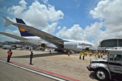 El enorme A-380 aterriza por primera vez en el aeropuerto de Miami. | Rui Ferreira